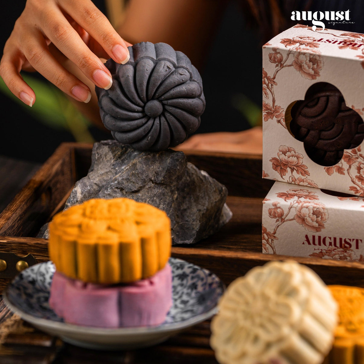 Amber Collection: Imperial Traditional Mooncake (Box of 1 + Tea Set) - August Signature