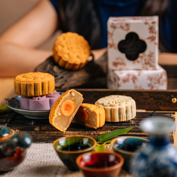 Quattro Collection: Imperial Traditional Mooncake (Box of 1 + Tea Set)